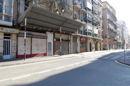 TOUTE UNE RUE AUX COMMERCES FERMES