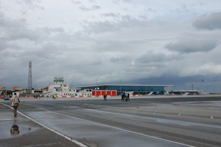 route, frontière et piste d'aviation