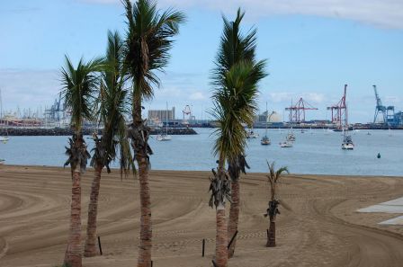 La plage à côté de la marina
